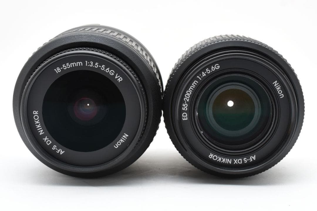 美品　ニコン D5600 ダブルズームキット /SD64GB/専用ガラスフィルム