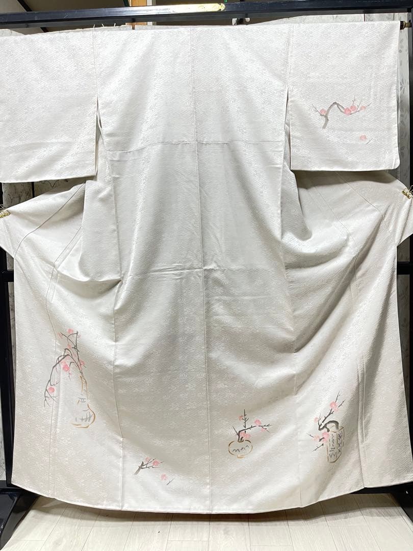 しゃちょう様正絹 付け下げ白地 花瓶に枝垂れ梅花、袷全体しつけ糸、美品