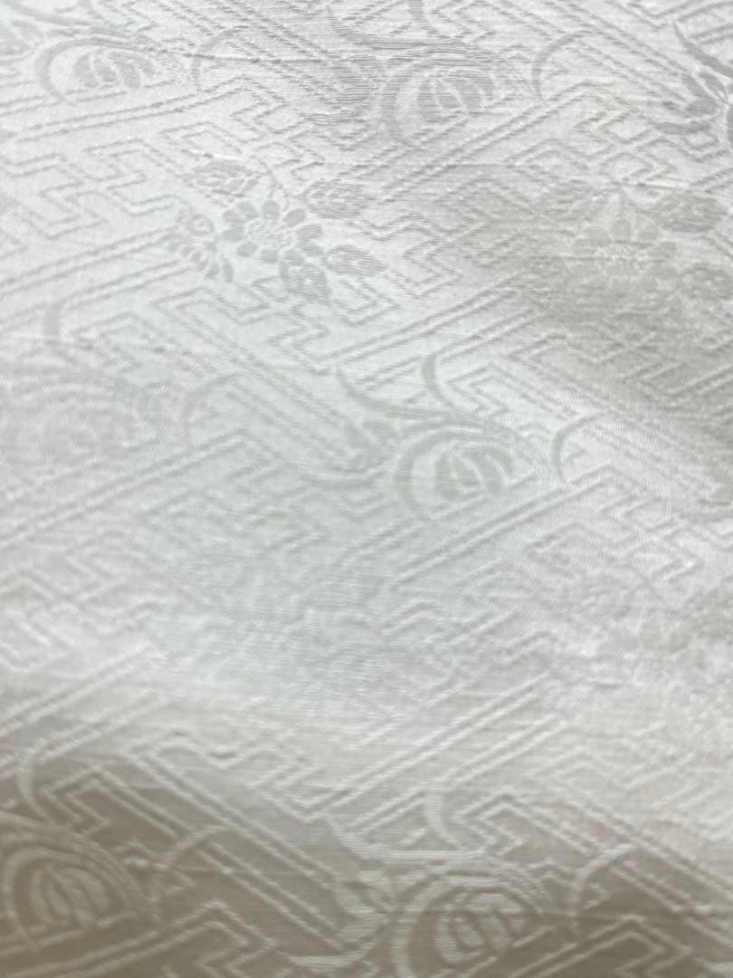 しゃちょう様正絹 付け下げ白地 花瓶に枝垂れ梅花、袷全体しつけ糸、美品