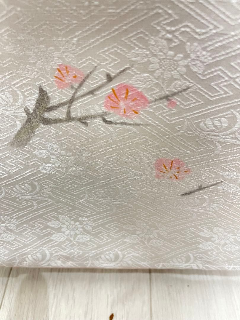 しゃちょう様正絹 付け下げ白地 花瓶に枝垂れ梅花、袷全体しつけ糸、美品