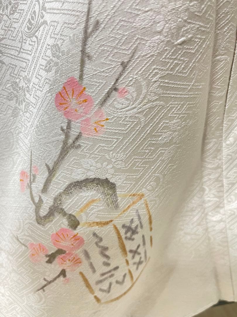 しゃちょう様正絹 付け下げ白地 花瓶に枝垂れ梅花、袷全体しつけ糸、美品