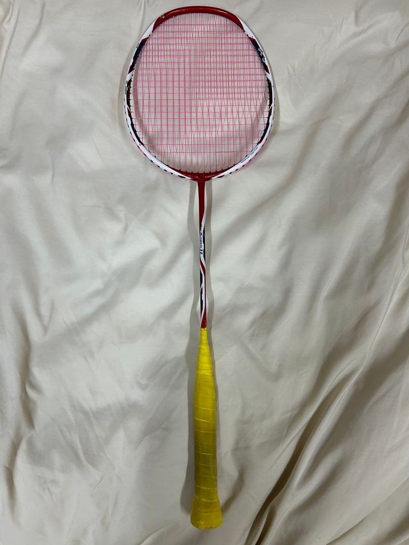 バドミントンラケット 赤　アークセイバー11