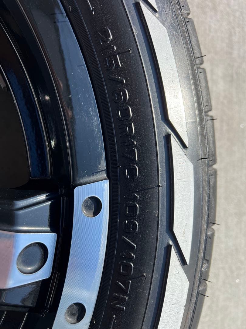 ハイエースFALKENホワイトレターW11 17インチ タイヤホイール4本セット