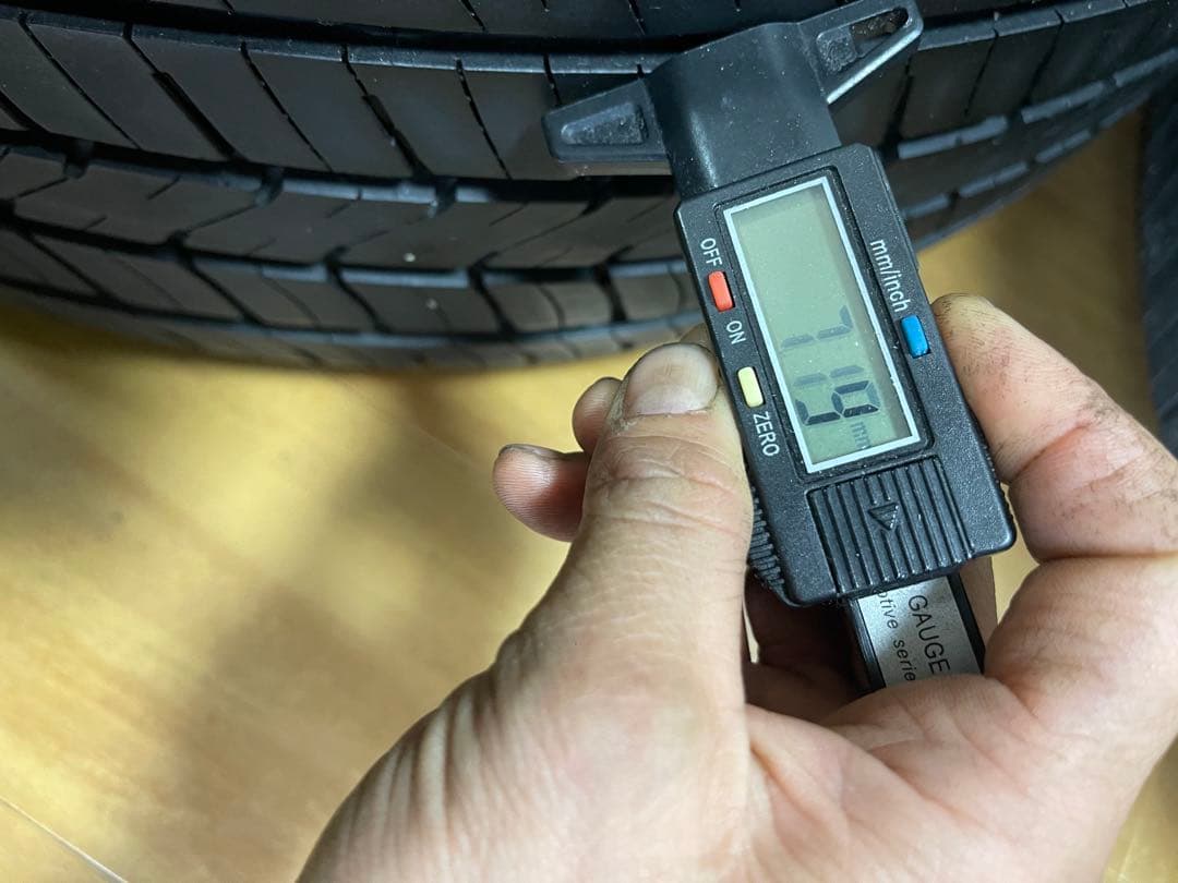 ハリアー60系純正ホイールタイヤ18インチ．