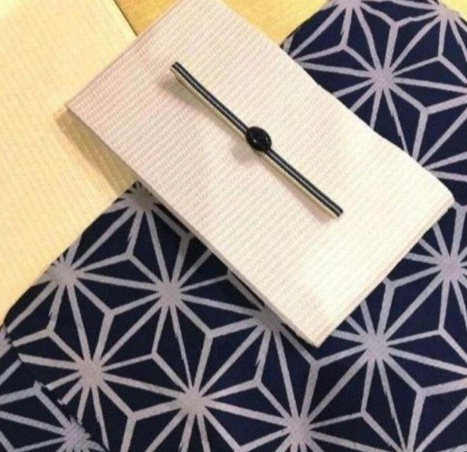 お任せ白鼻緒下駄＋お任せ白系半幅帯＋おまかせ帯留＋おまかせ帯締めつき■麻葉紺浴衣