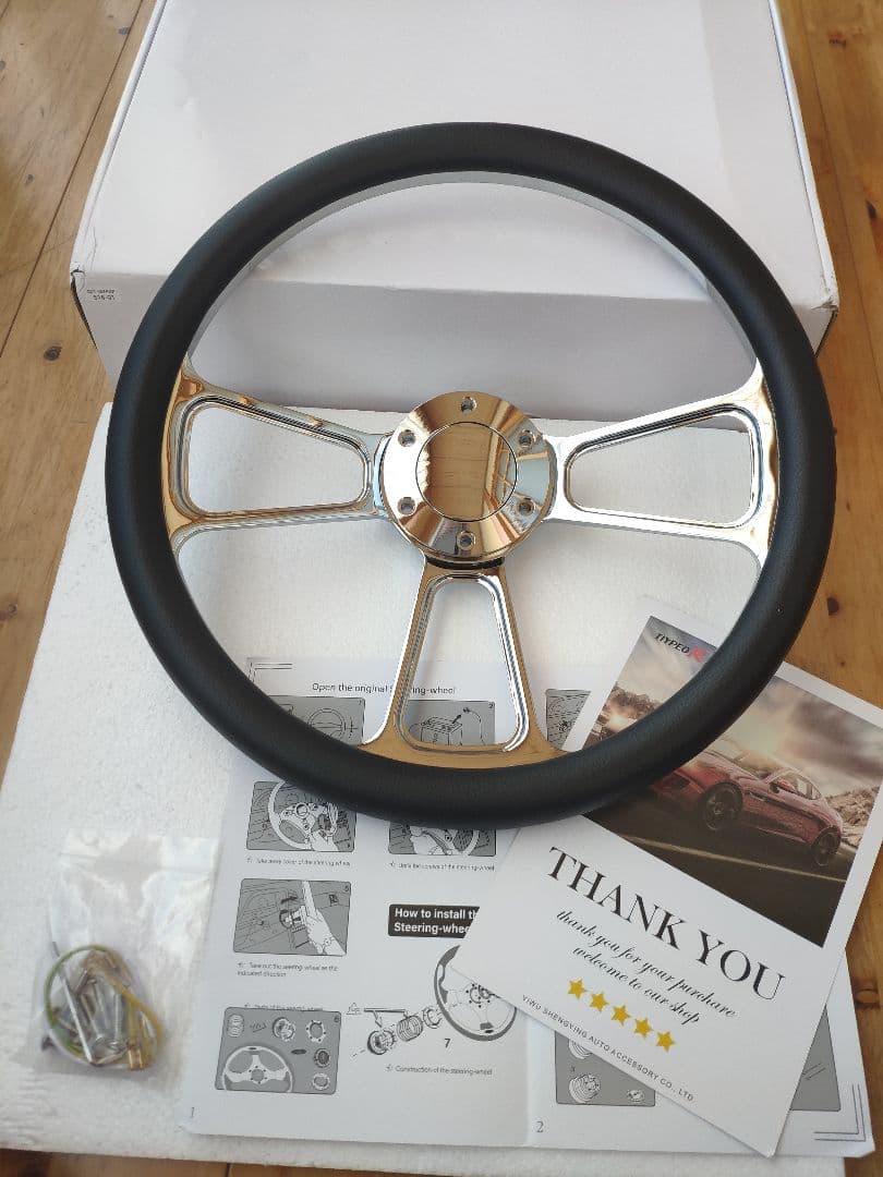 新品未使用 ハーフラップレザー ビレットステアリング 350 MOMOピッチ70