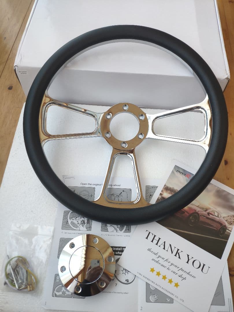 新品未使用 ハーフラップレザー ビレットステアリング 350 MOMOピッチ70