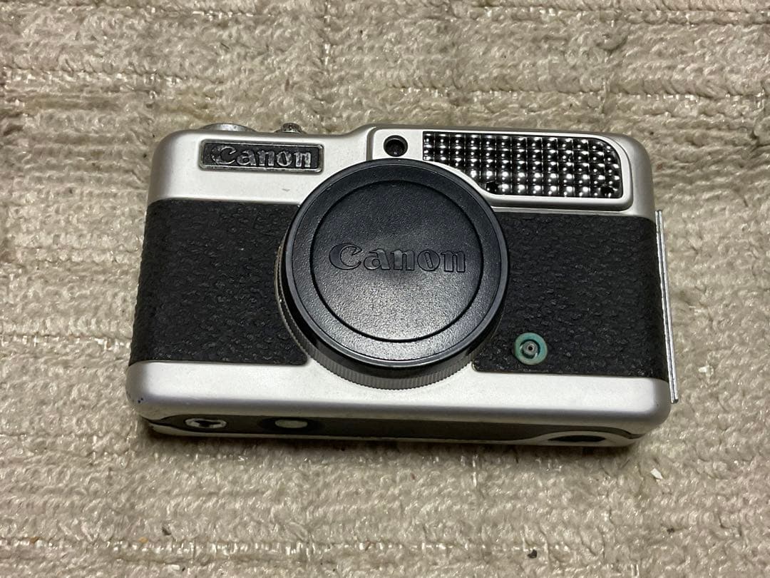 Canon／小型フイルムカメラ。【外部錆あります。内部多少汚れがございます】