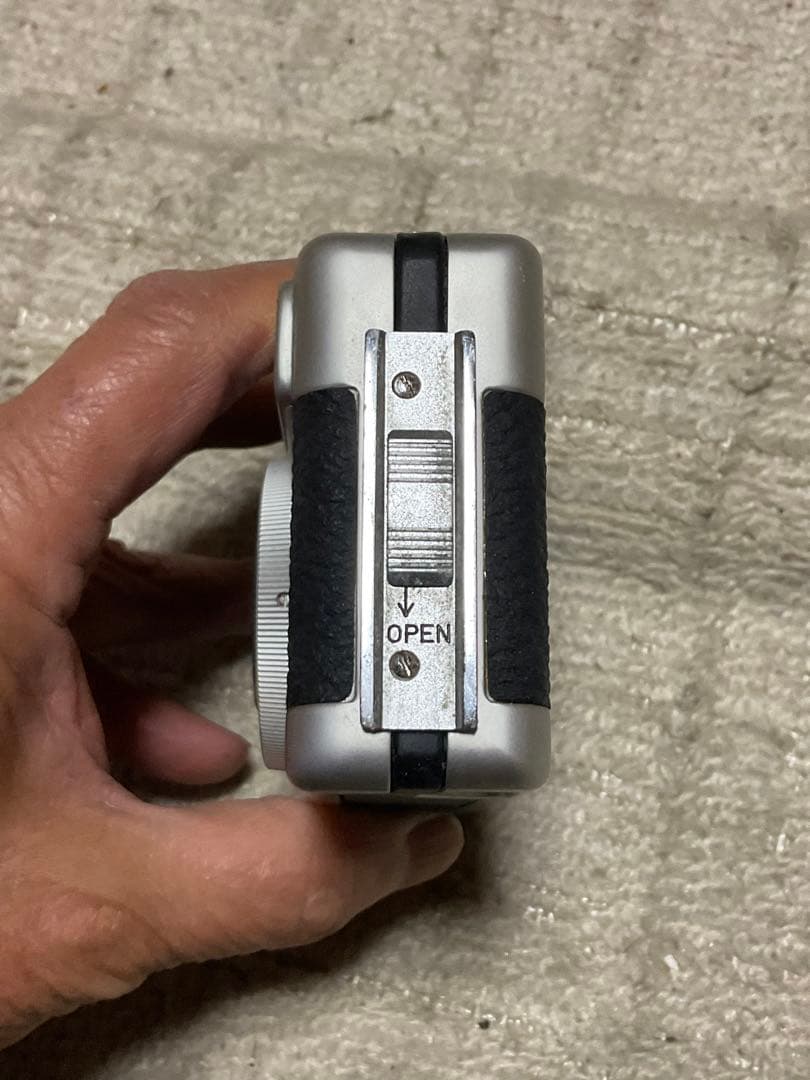 Canon／小型フイルムカメラ。【外部錆あります。内部多少汚れがございます】