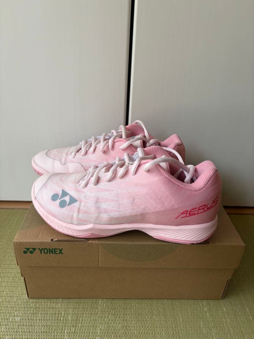 莉　YONEX パワークッション　エアラスZウィメン ２３cm