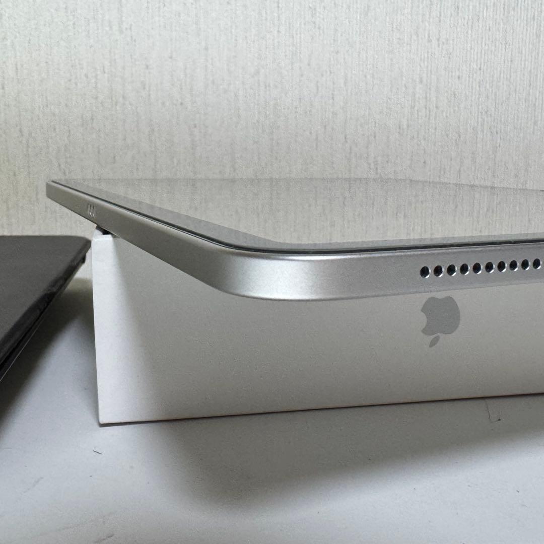 【極美品】iPad (A16) 128GB Wi-Fi シルバー ケース付き