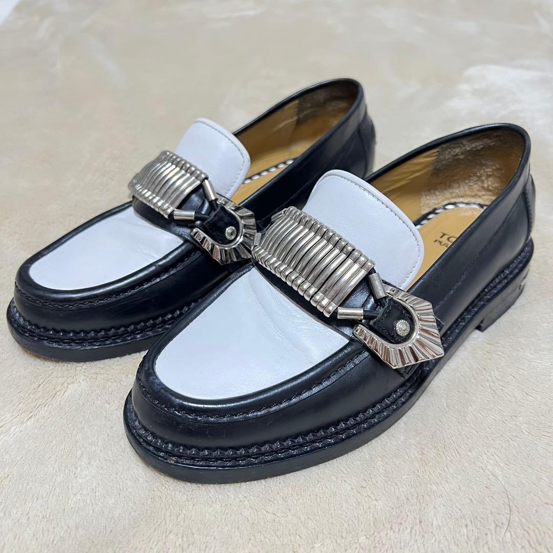 TOGAPULLA (前田) ローファー ブラック ホワイト バックル