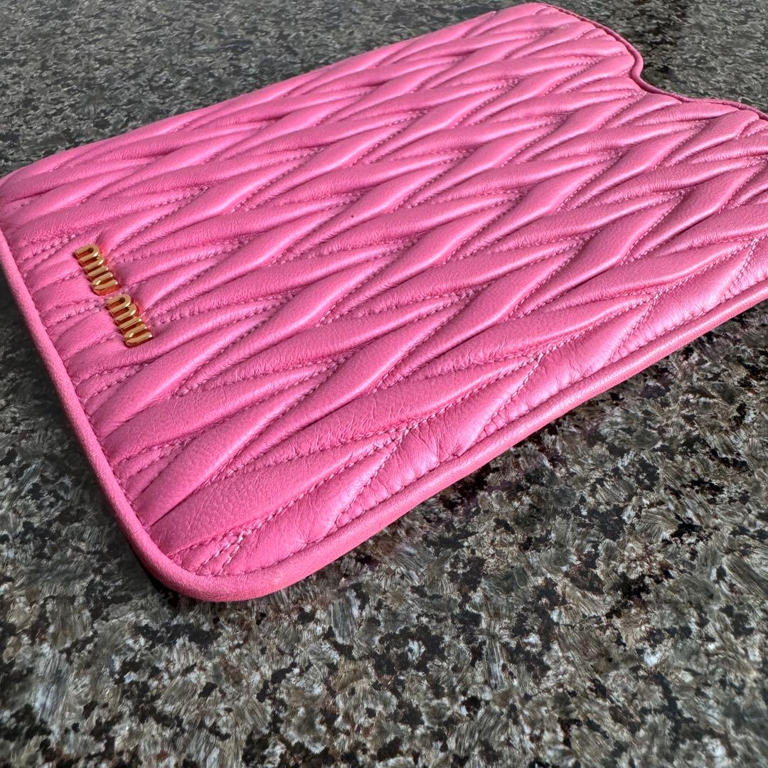 miumiu ミュウミュウ　マテラッセiPad miniケース　ピンクマトラッセ