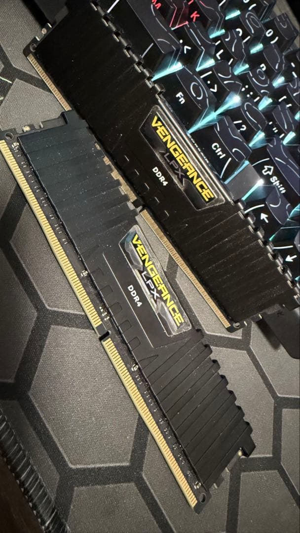 メモリー Vengeance DDR4 16GBx2 2666MHz CL16