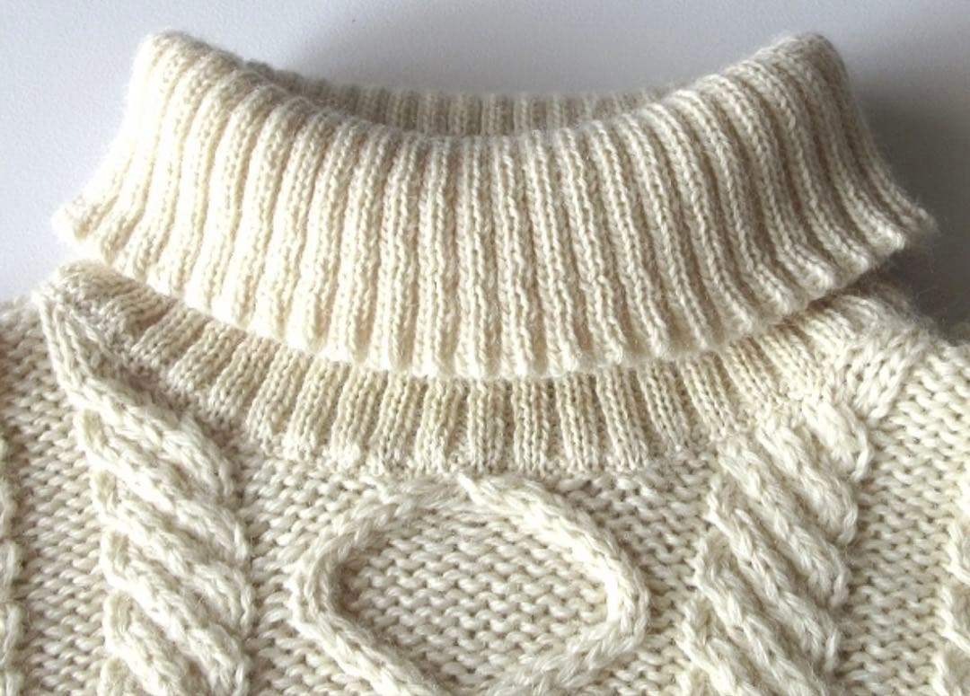 Guernsey Woollens アイボリー タートルネックセーター