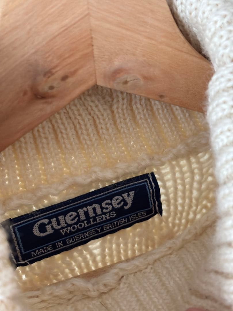 Guernsey Woollens アイボリー タートルネックセーター