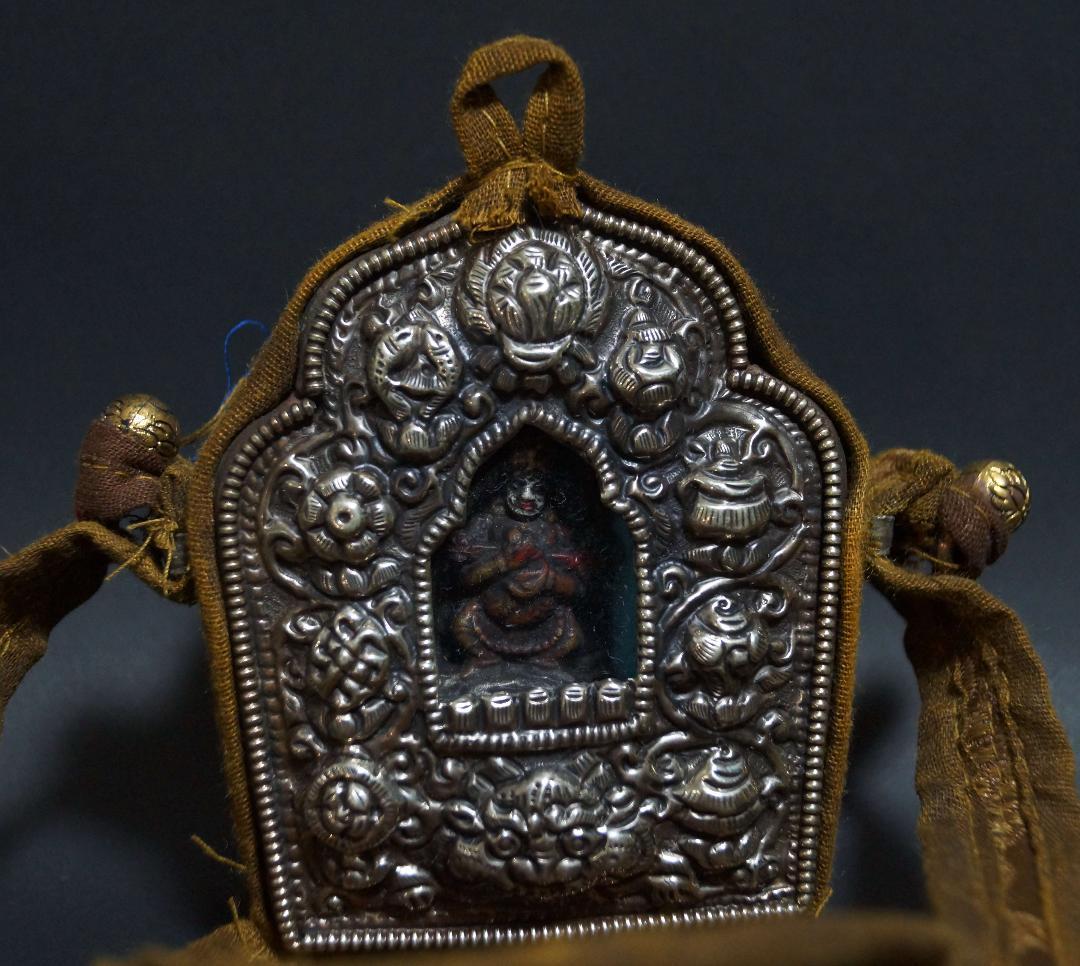 オールドチベット ガウ 携帯祭壇 『財神』仏像 窓銀製装飾手造り打出し装飾