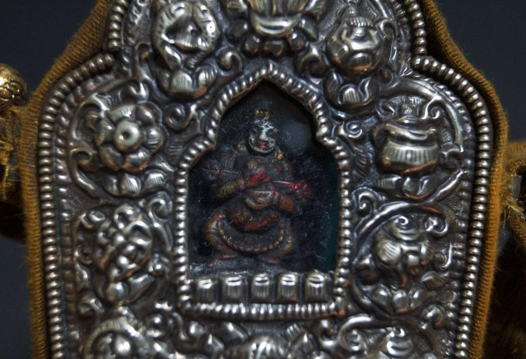 オールドチベット ガウ 携帯祭壇 『財神』仏像 窓銀製装飾手造り打出し装飾