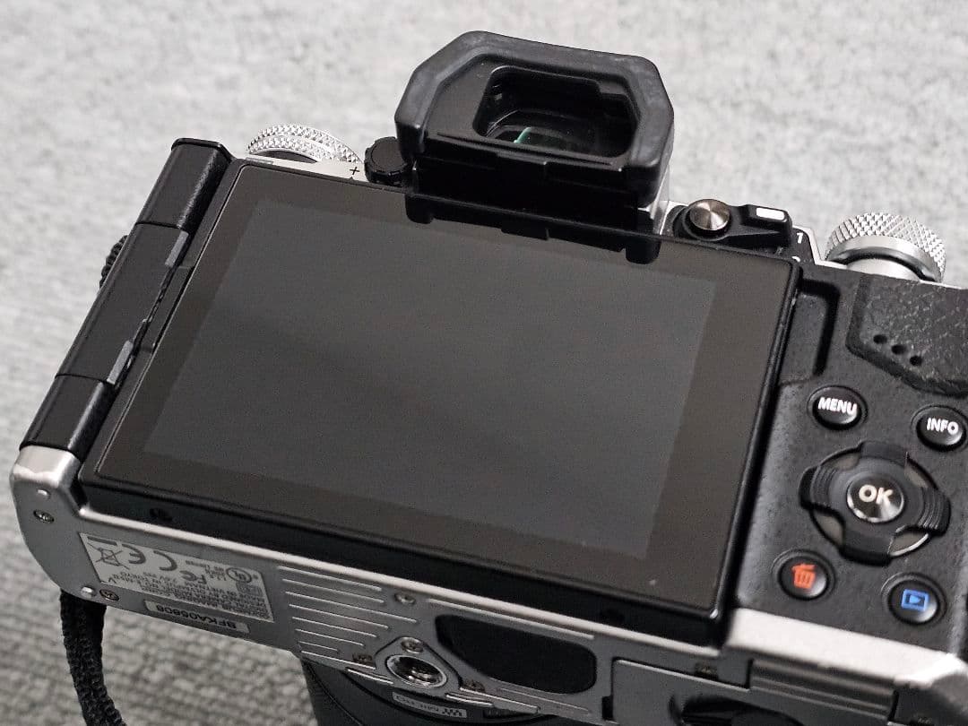 OLYMPUS OM-D E-M5 Mark II 本体 + 14-150mm