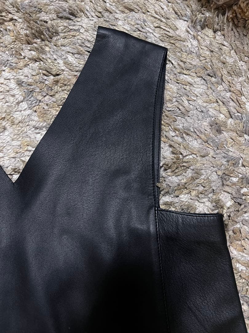 BACCA ブラックレザーVネックノースリーブベスト