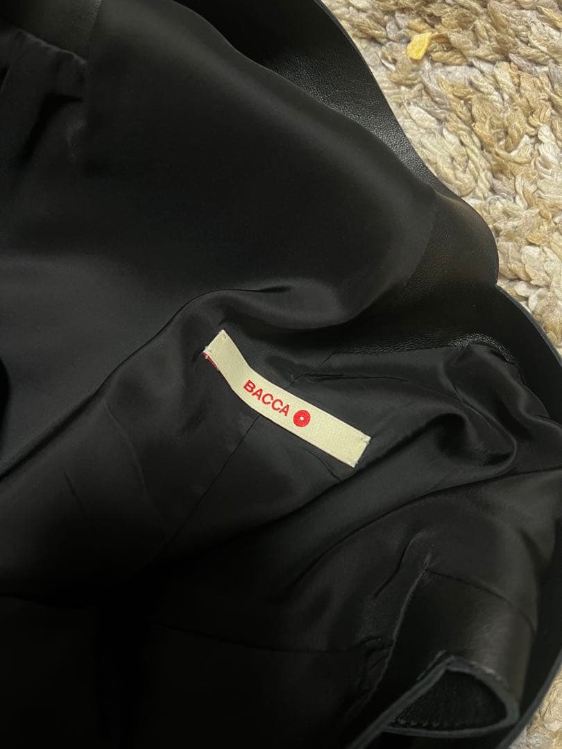 BACCA ブラックレザーVネックノースリーブベスト