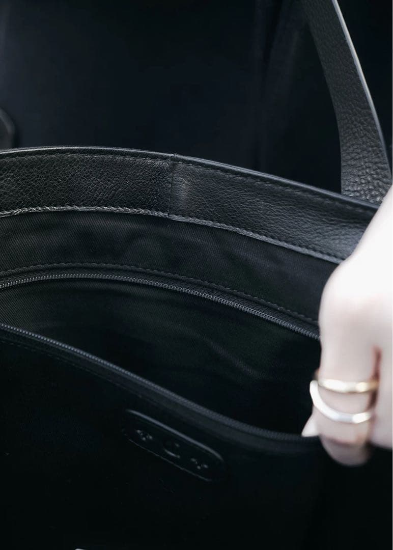 黒いレザートートバッグ