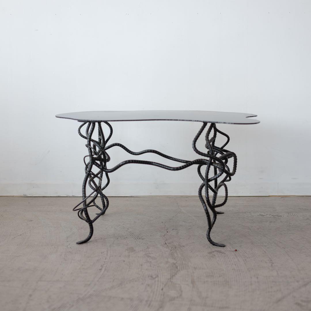 アーティスティックな黒いサイドテーブル