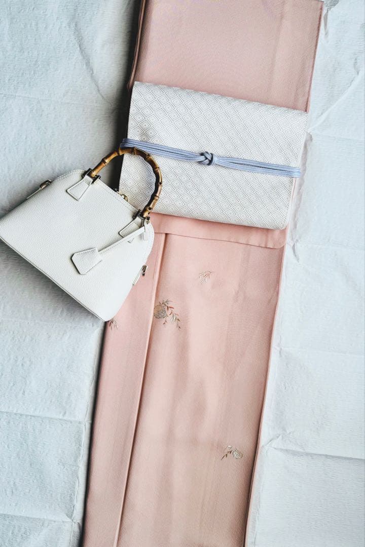 正絹　色無地　袷　刺繍　飛び柄　ベージュピンク