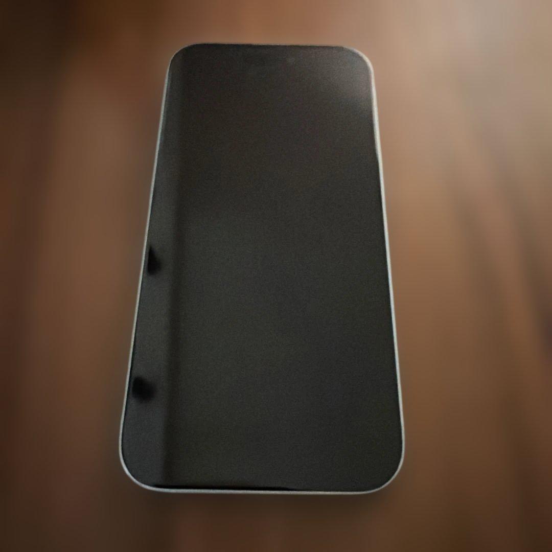 iPhone 15 256GB ホワイトSIMフリー｜背面割れ有（基盤一部露出）