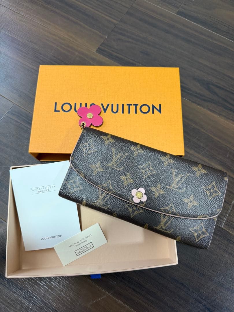 ルイヴィトン モノグラム ポルトフォイユ エミリー フラワーチャーム