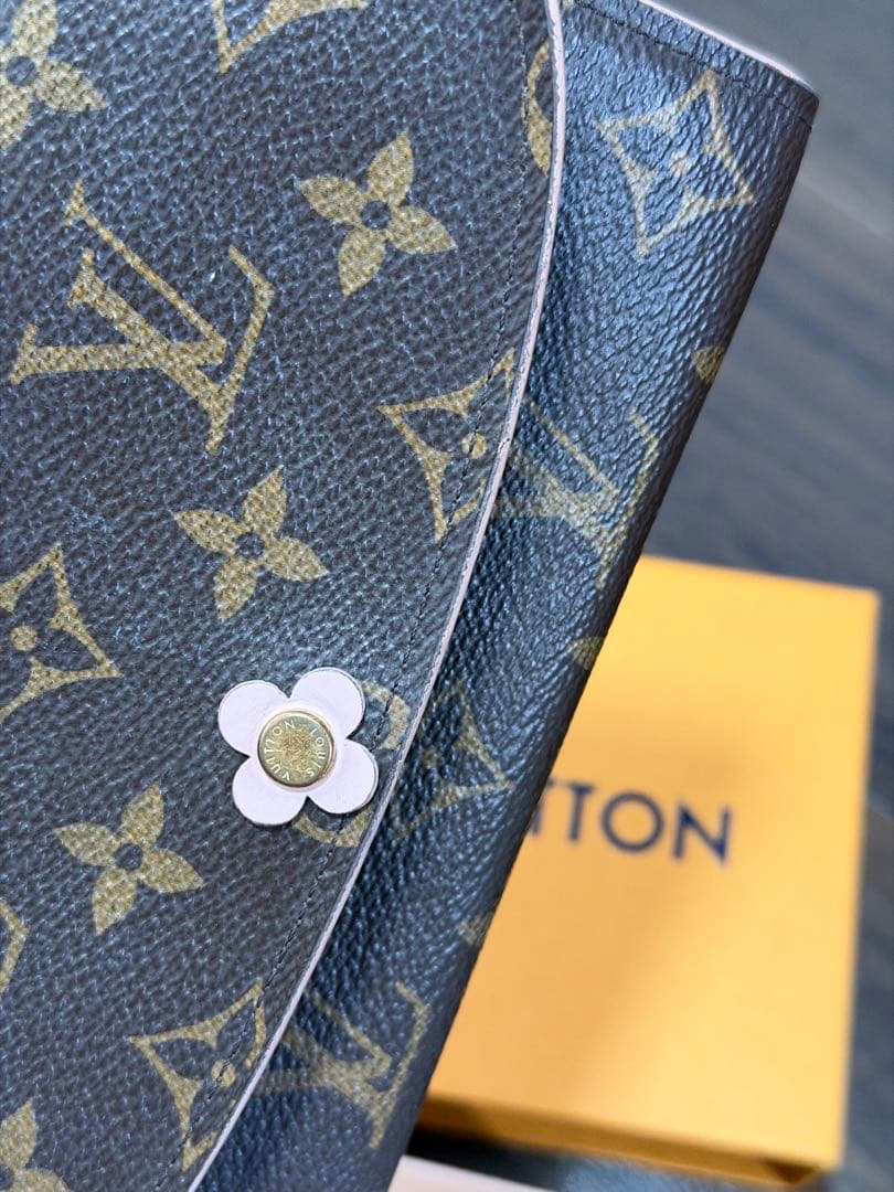 ルイヴィトン モノグラム ポルトフォイユ エミリー フラワーチャーム