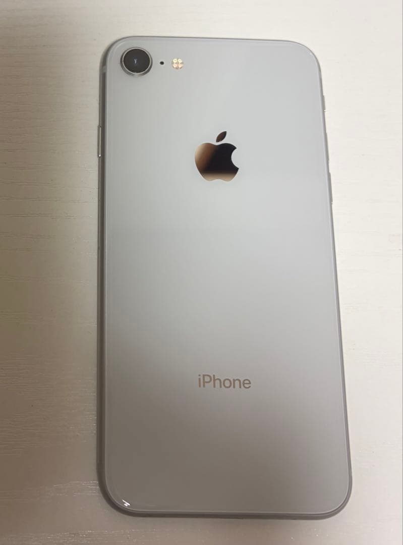 Apple iPhone 8 シルバー 本体
