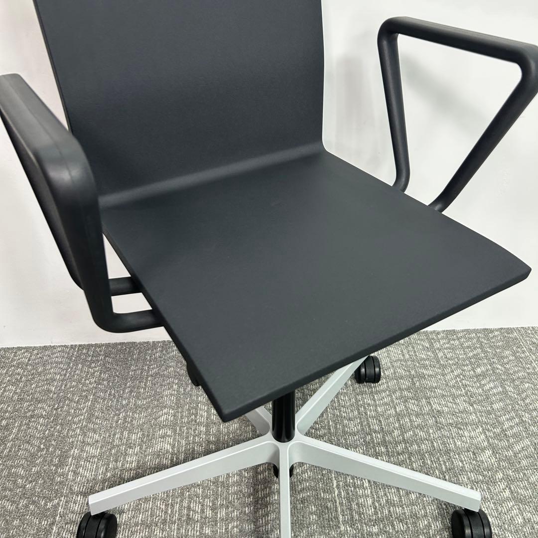 A 2016年　vitra　ヴィトラ　.04　オフィスチェア　アームレスト付き