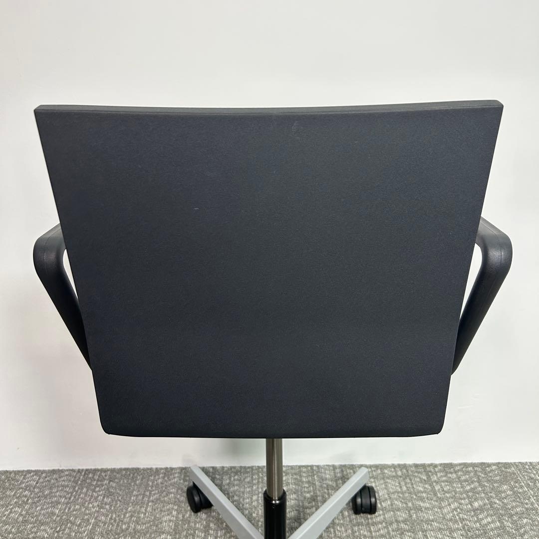 A 2016年　vitra　ヴィトラ　.04　オフィスチェア　アームレスト付き