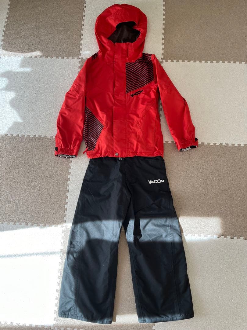 VOLCOM★赤、黒 スノーボードウエアーS子供用 上下セット