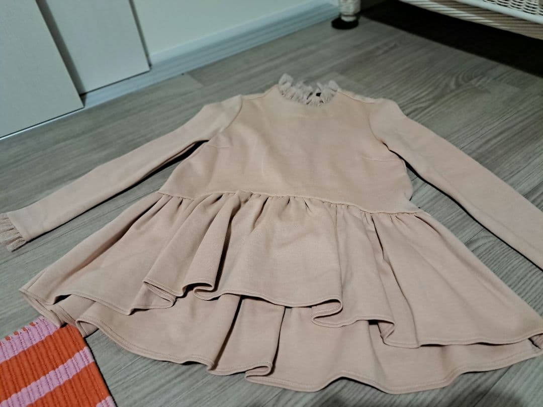 ツルバイマリコオイカワ、ELOISEフリル付きベージュチュニック