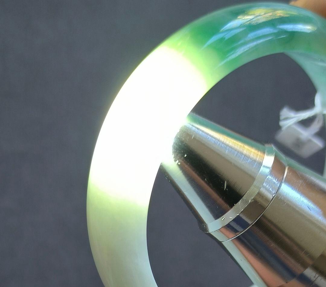 【日本鑑別書付:青翡翠】ミャンマー産青翡翠のバングル（内径55ミリ弱）8616