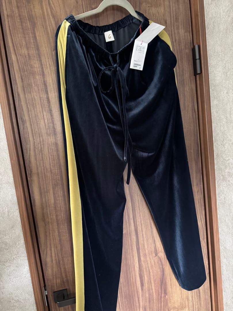 ６ロク　ベルベットネイビーラインパンツ