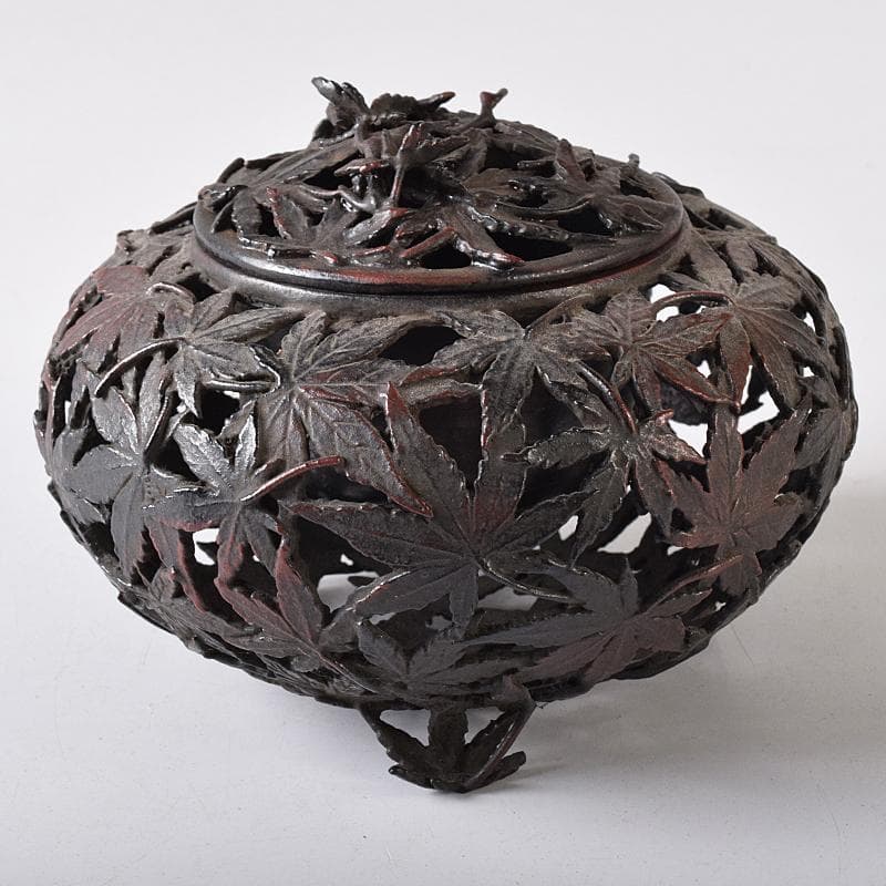 龍ちゃん　古銅　紅葉透かし　三つ足香炉　在銘　約537g　D　R8374