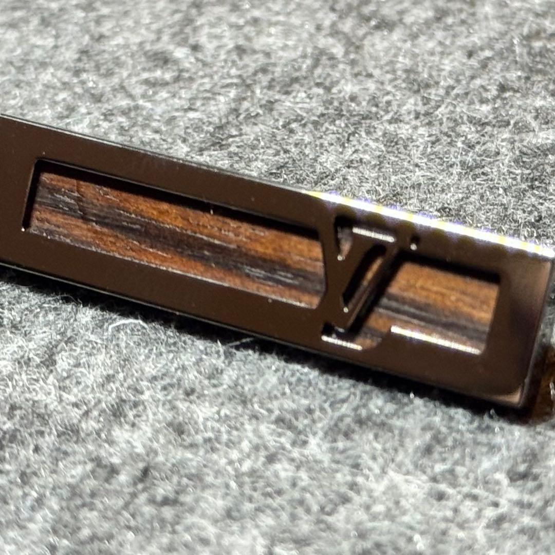 LVロゴ ネクタイピン 木材と金属