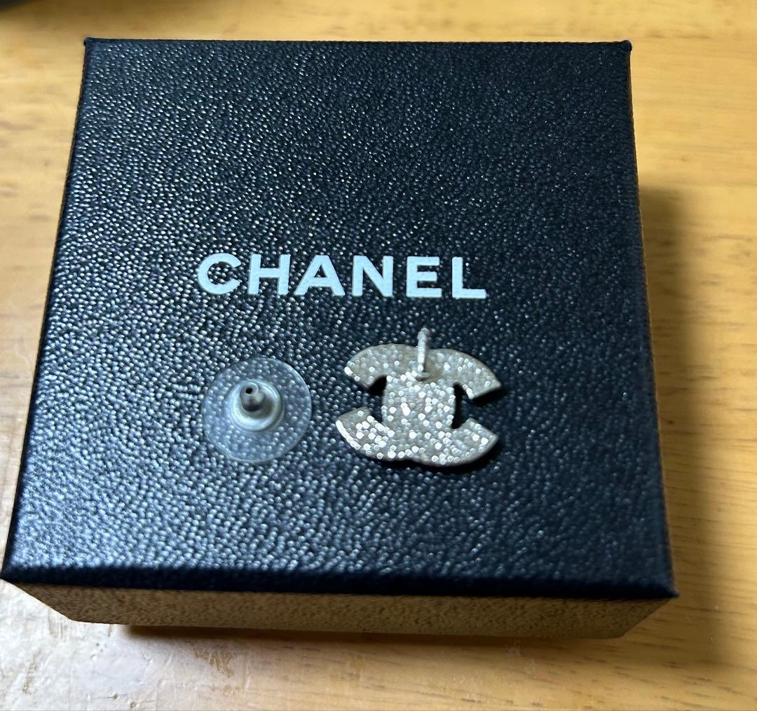 美品　CHANEL ロゴピアス ボックス付き