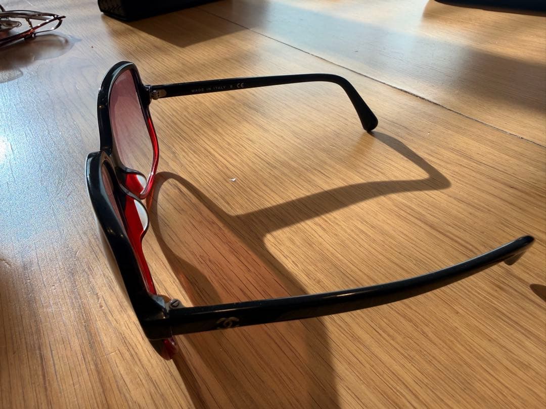 Chanel サングラス ブラック/レッド