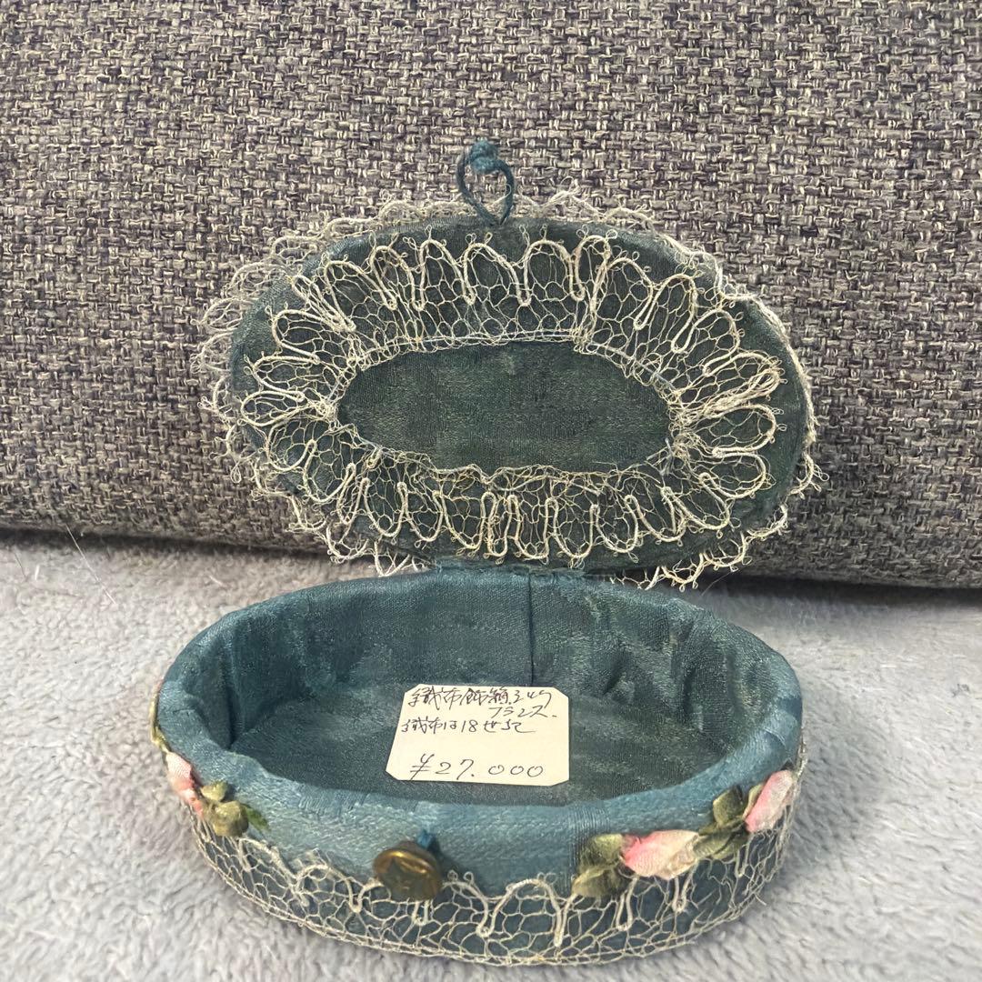 18世紀フランス青色のレース装飾楕円形ボックス