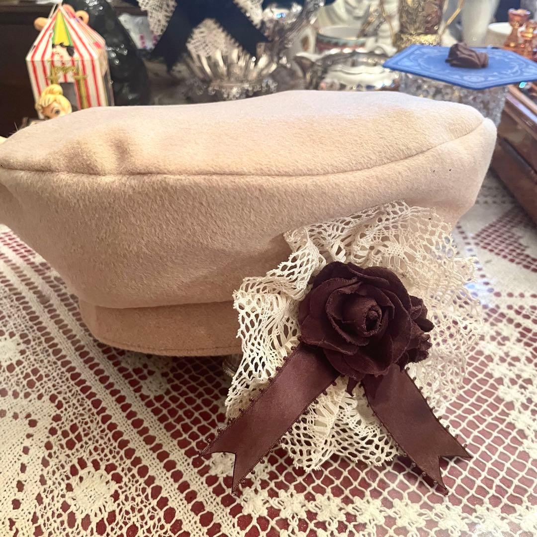 新品　未使用　メアリーマグダレン　ベレー帽　帽子　モカ　生成り　コサージュ　薔薇