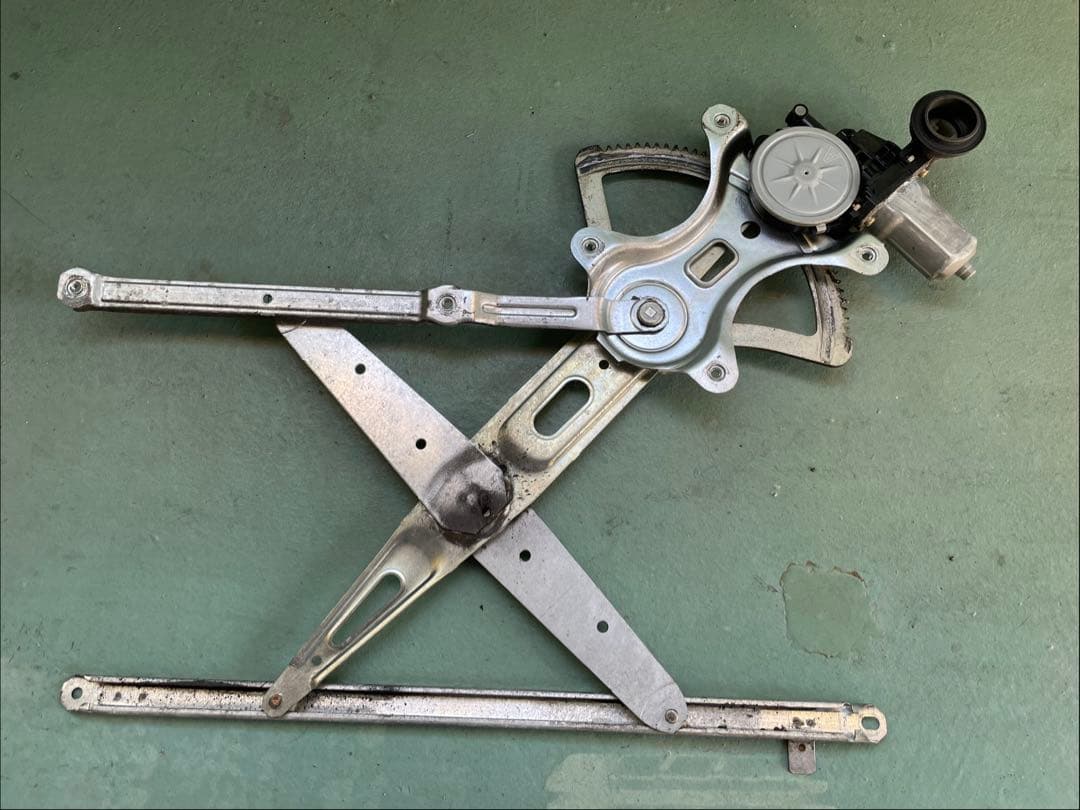 d*i様 ハイエース　レジアスエース　パワーウィンドウレギュレータ　モーター　右