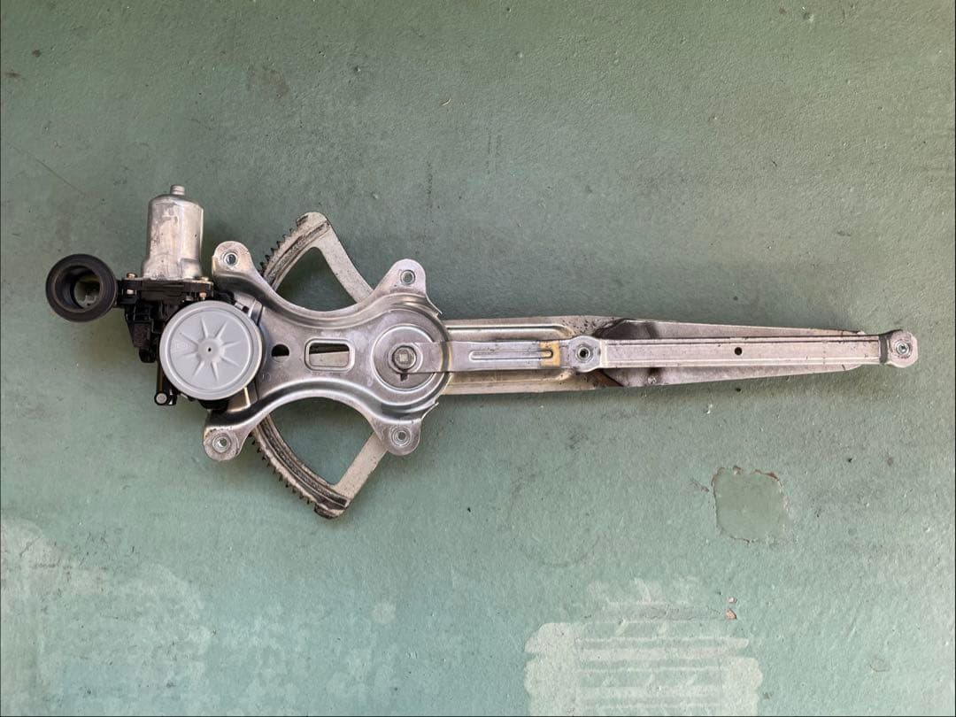 d*i様 ハイエース　レジアスエース　パワーウィンドウレギュレータ　モーター　右