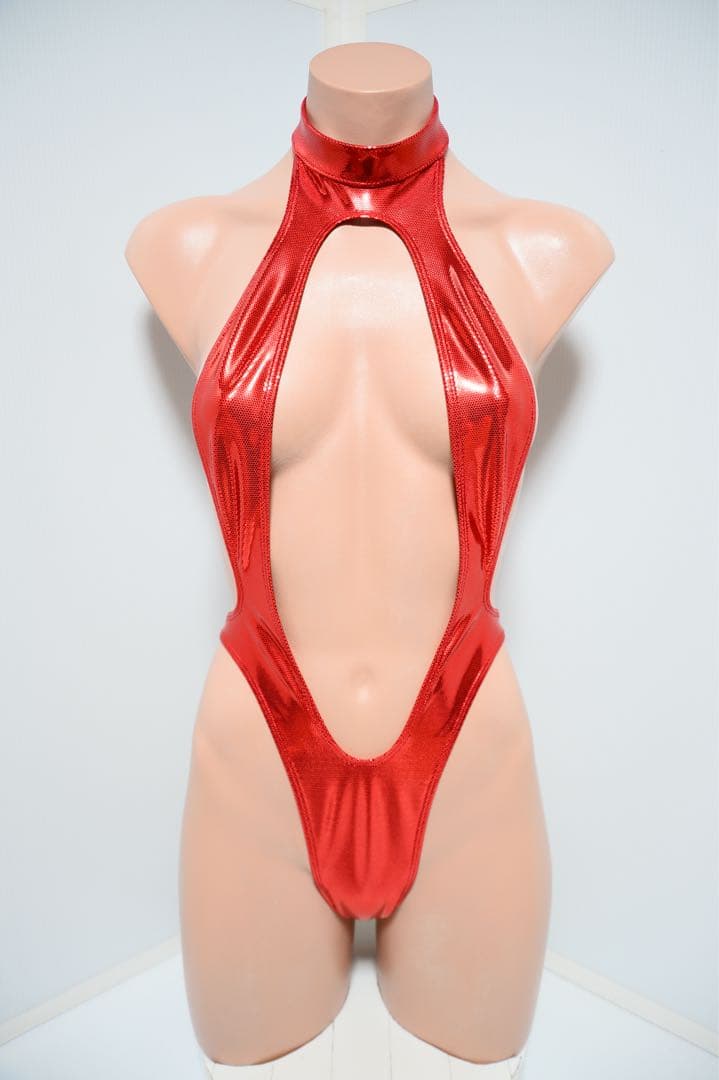 赤いハイネックボディスーツ