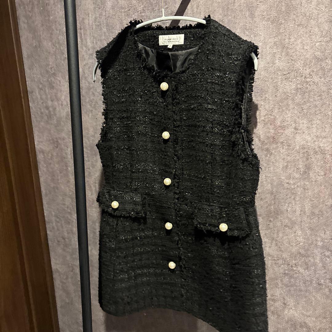 アルページュストーリー　パールボタンツイードペプラムジレ