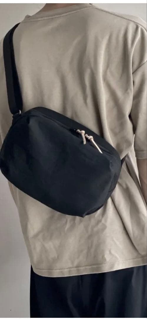 ニジュウカノウ　 FUKUI SIWAナイロンボディバッグＭダークグレー美品