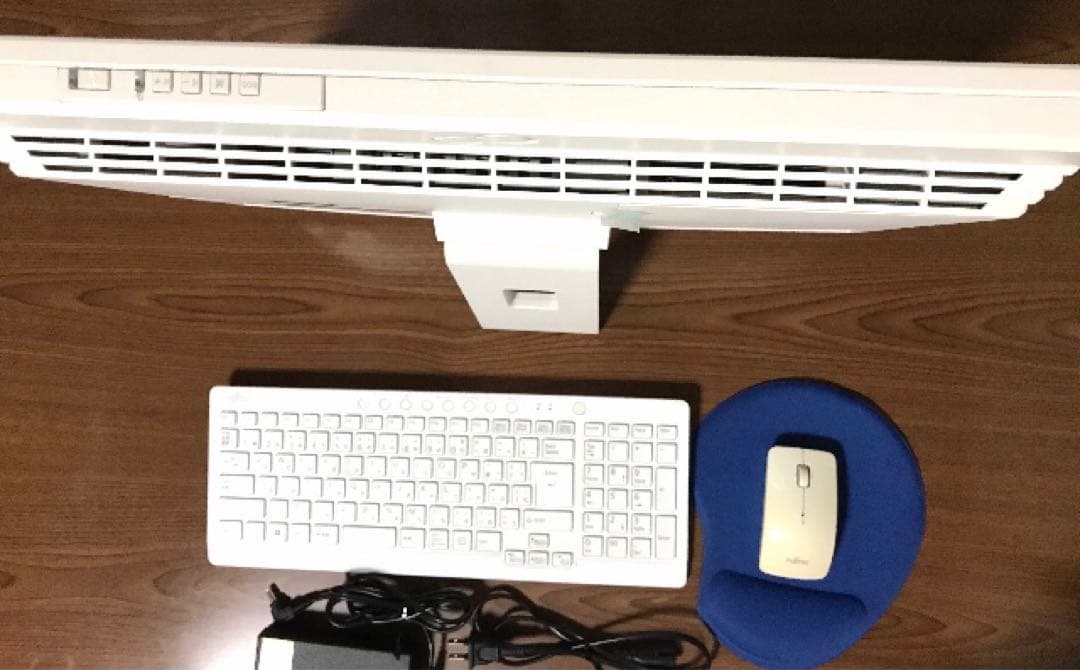 富士通　ESPRIMO FMVF52RW 液晶一体型デスクトップPC